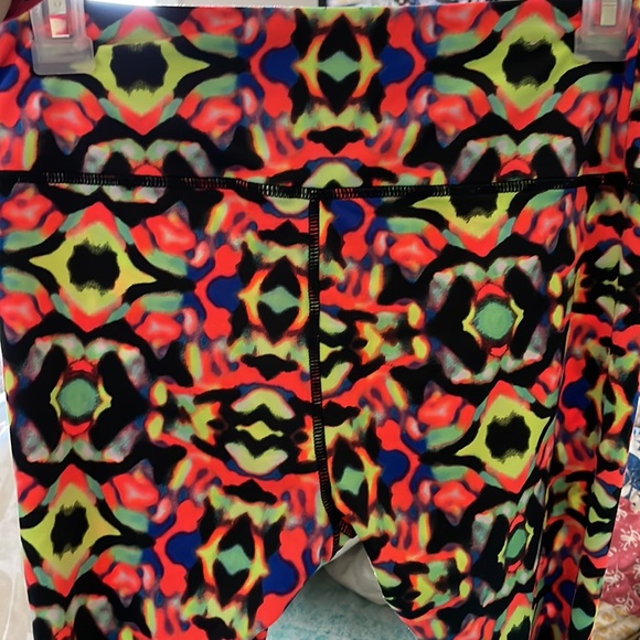 BLUENOTES capris multicolour activewear legging ⭐️ gently used ⭐️ - Picture 3 of 8